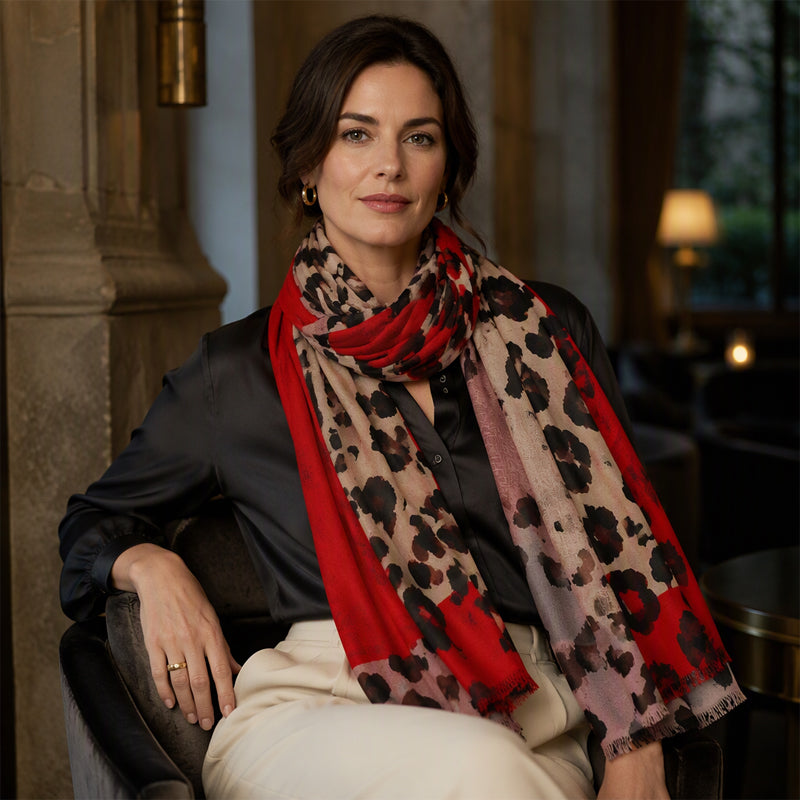 Damski szal w czerwoną panterkę zarzucony na ramiona