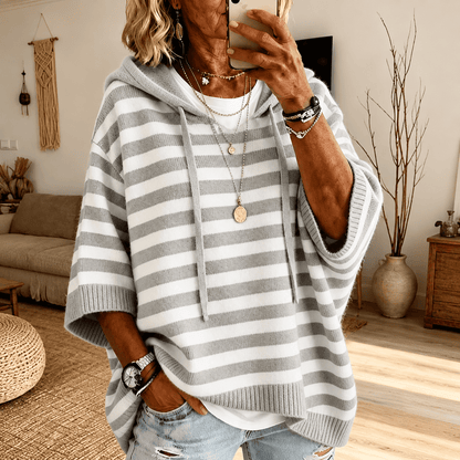 Hermina | Pasiasty Sweter Poncho z Kapturem - Pootivo