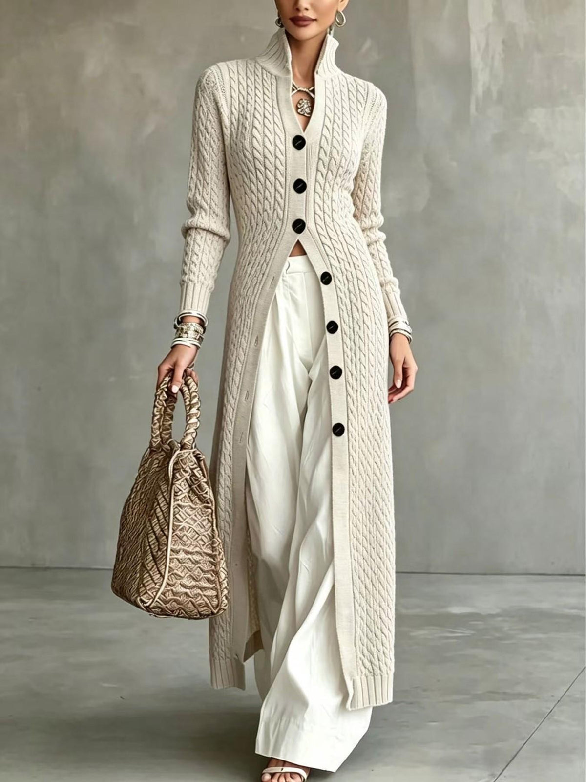 Beżowy długi kardigan z warkoczowego splotu ze stójką