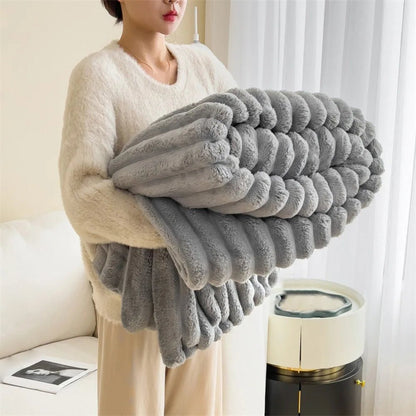 Ukrasława | Puszysty Prążkowany Koc z Miękkiego Pluszu - Pootivo
